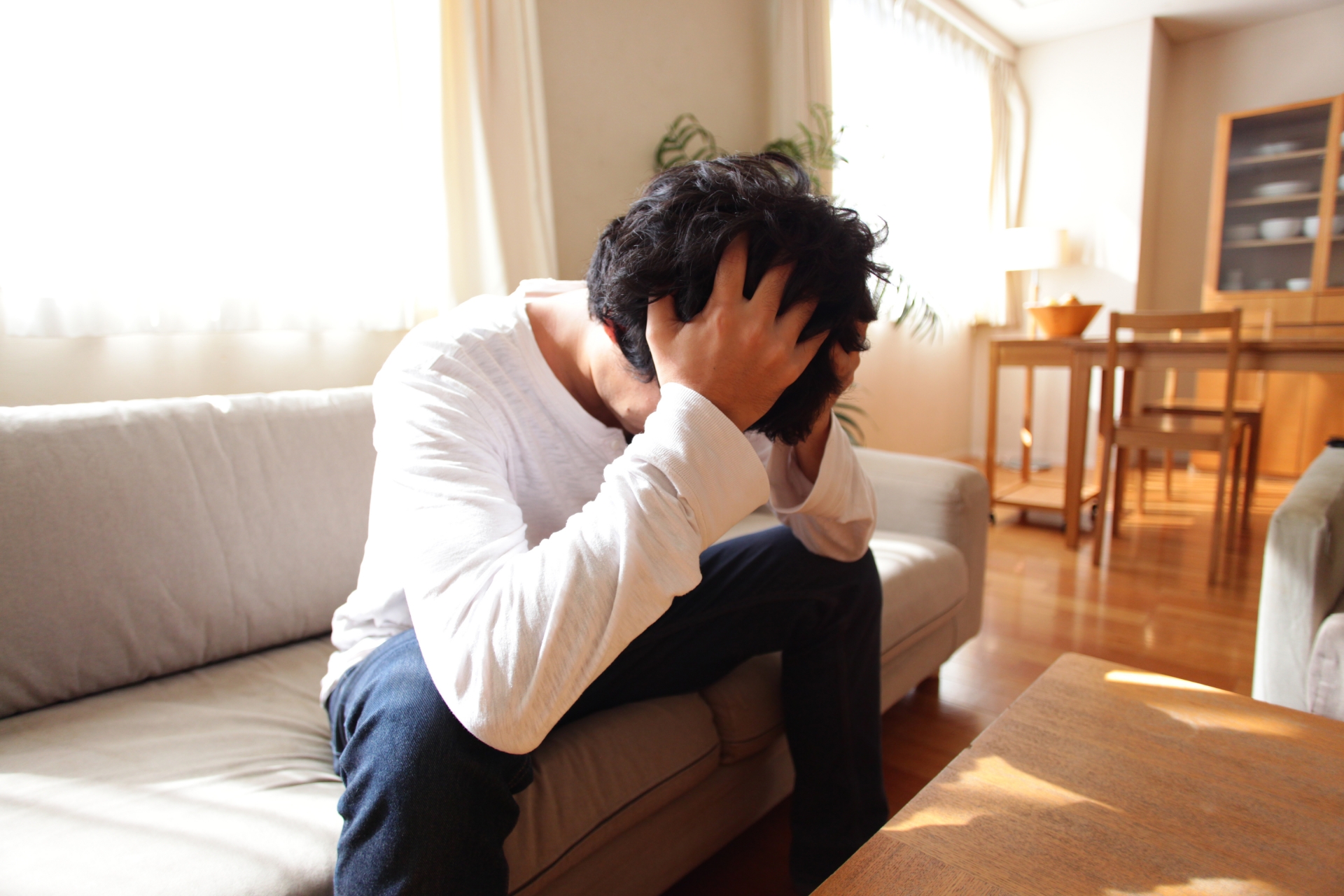 頭を抱える男性