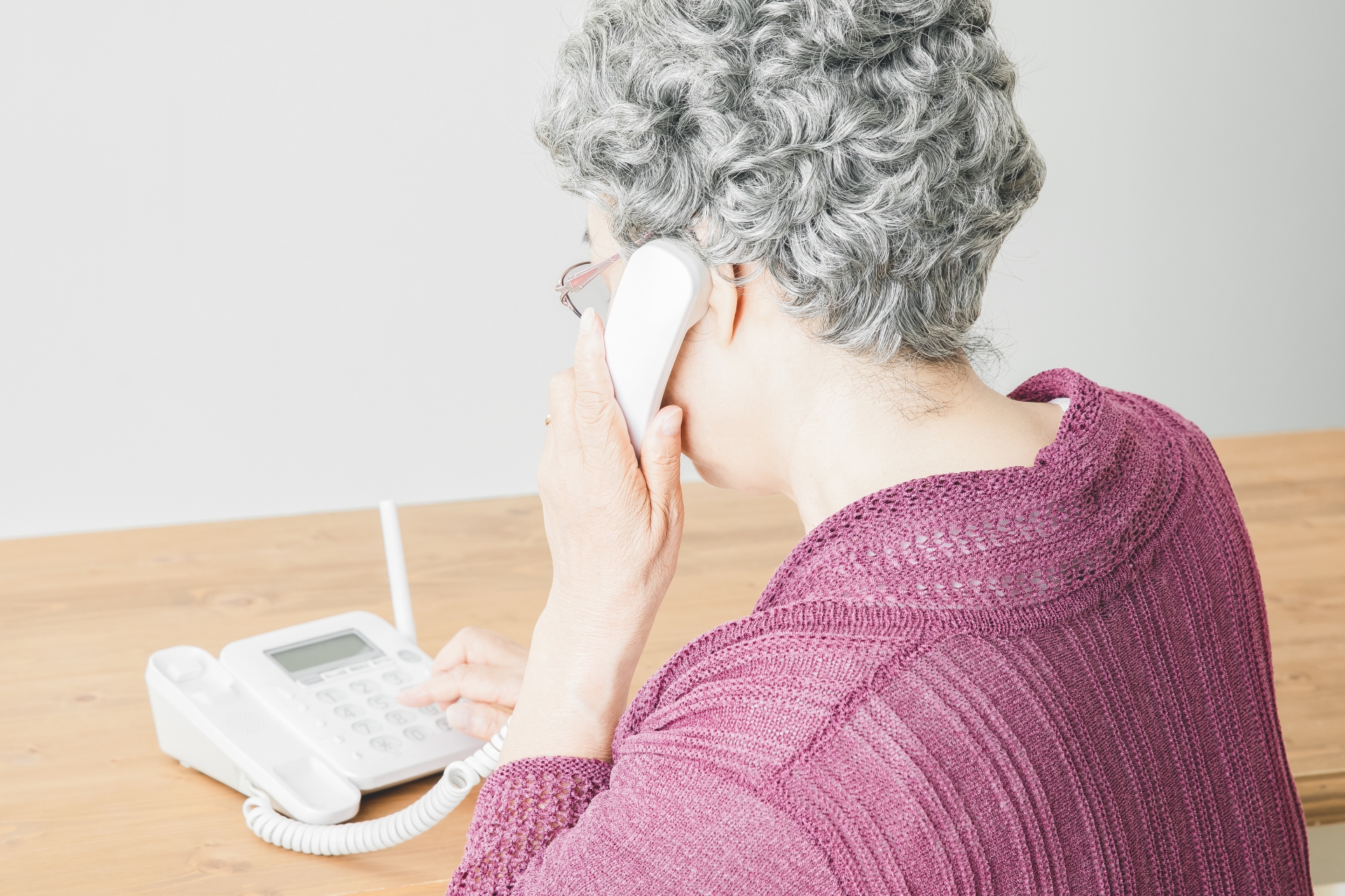 電話を取る女性